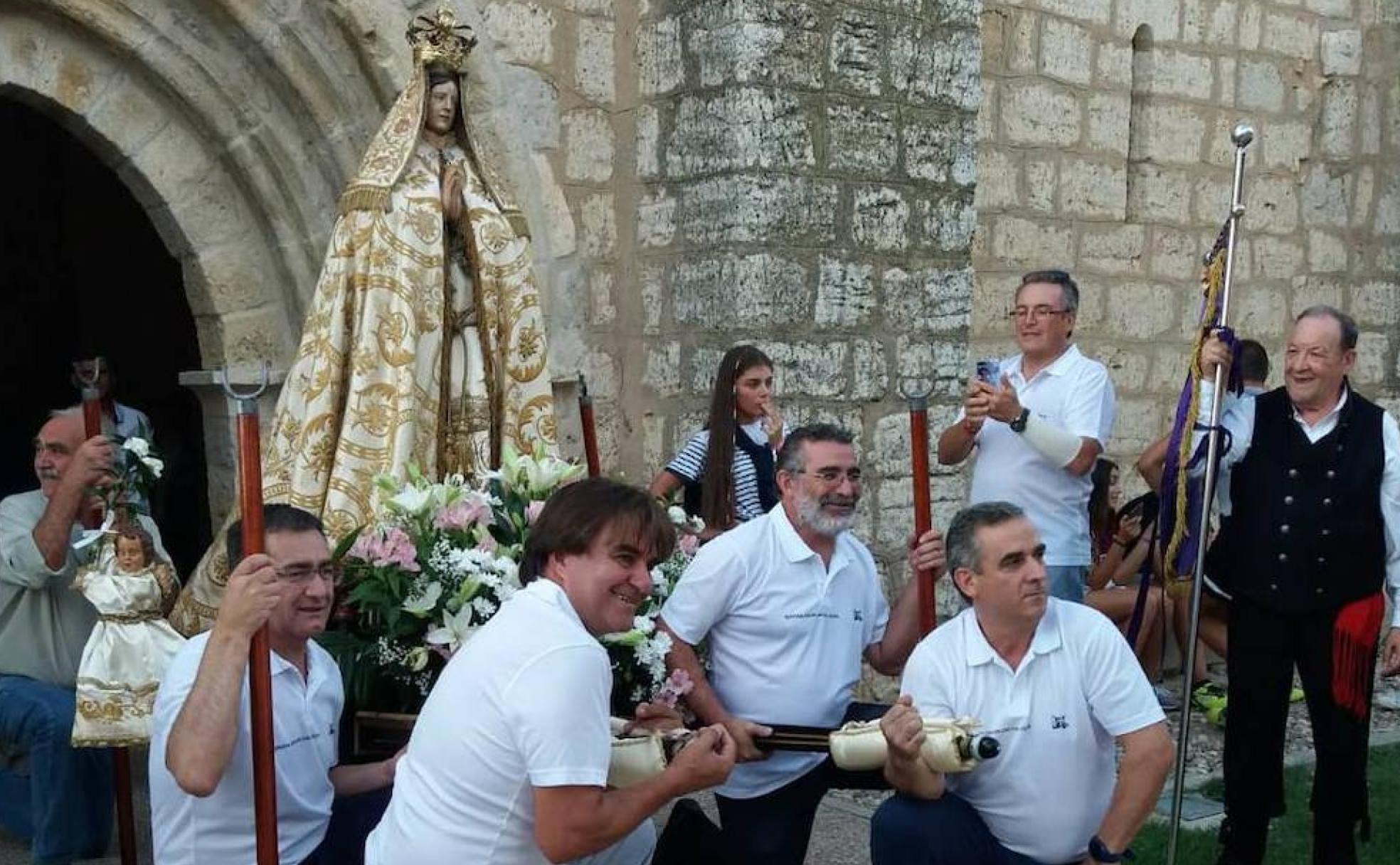 Los vecinos del pueblo sacan en procesión a la patrona de Grijota.