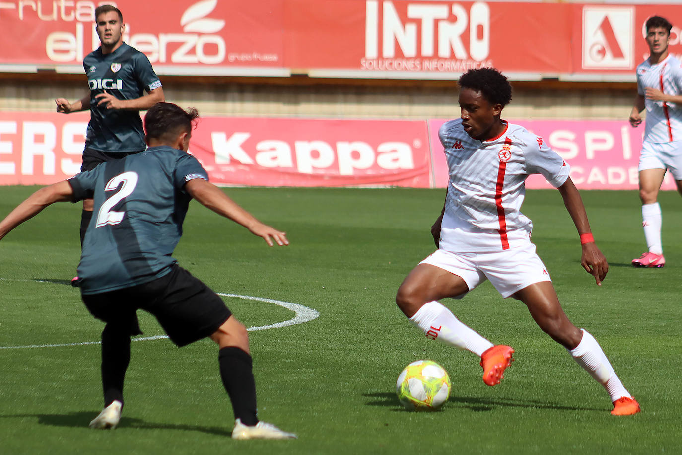 El conjunto dirigido por Adrián Cantabrana no puede con el Rayo Vallecano y pone el broche a una histórica temporada con derrota.