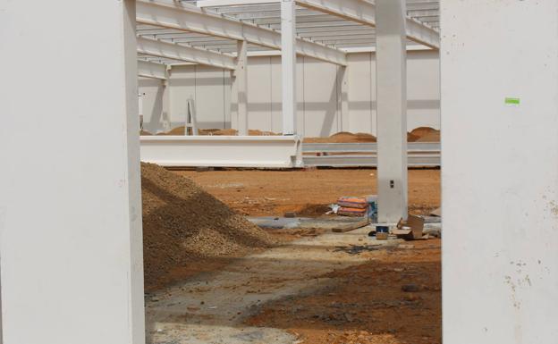 Interior de la que será la nave de Decathlon en León. 
