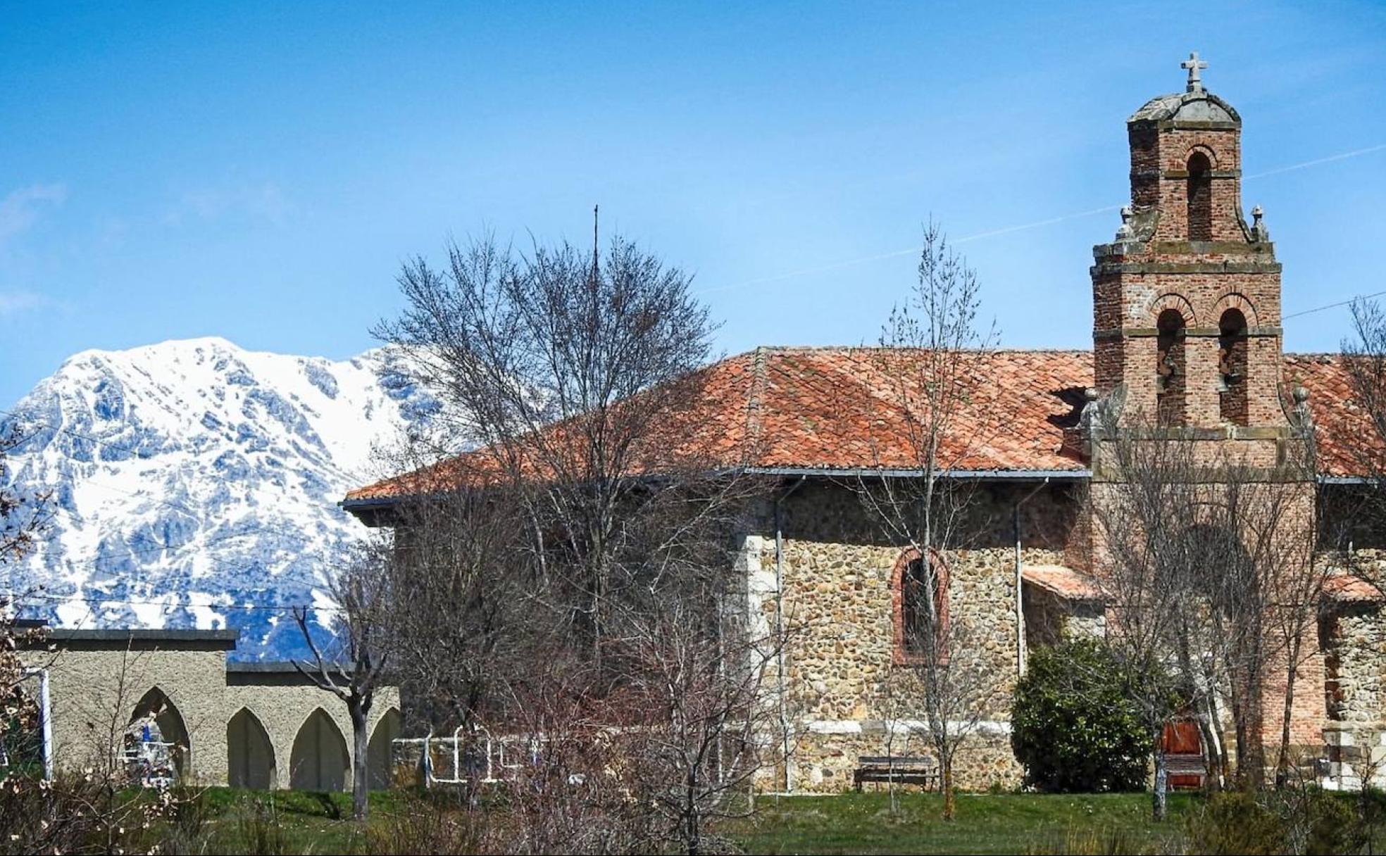 Ermita del Cristo, cuya construcción se basa en dos de las leyendas del recorrido.