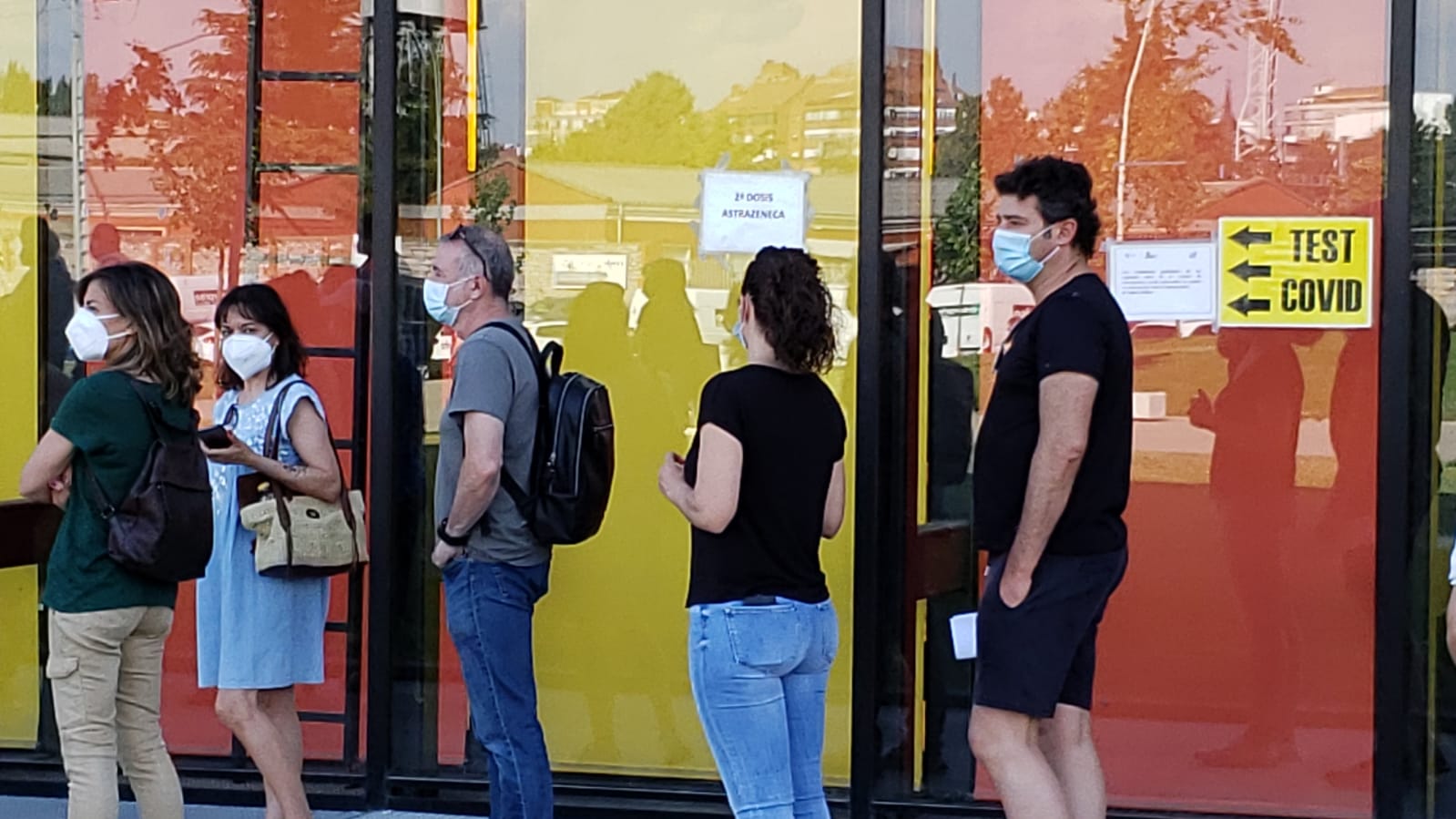 Los nacidos entre 1965 y 1967 han sido citados para inocularles su protección contra la covid-19 en el Palacio de Exposiciones de León