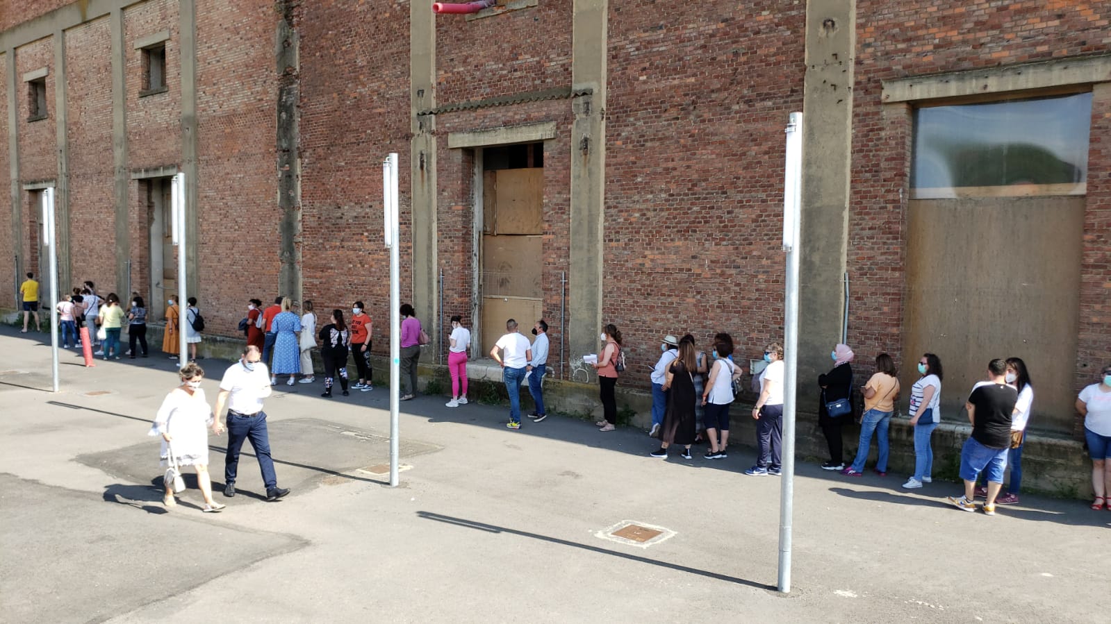 Los nacidos entre 1965 y 1967 han sido citados para inocularles su protección contra la covid-19 en el Palacio de Exposiciones de León