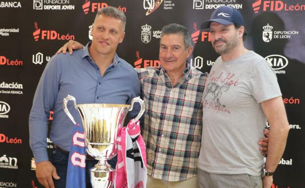 Galería. Csaba Bartok, Manolo Cadenas y Carlos Lima posan junto al trofeo de campeones de Liga Asobal.