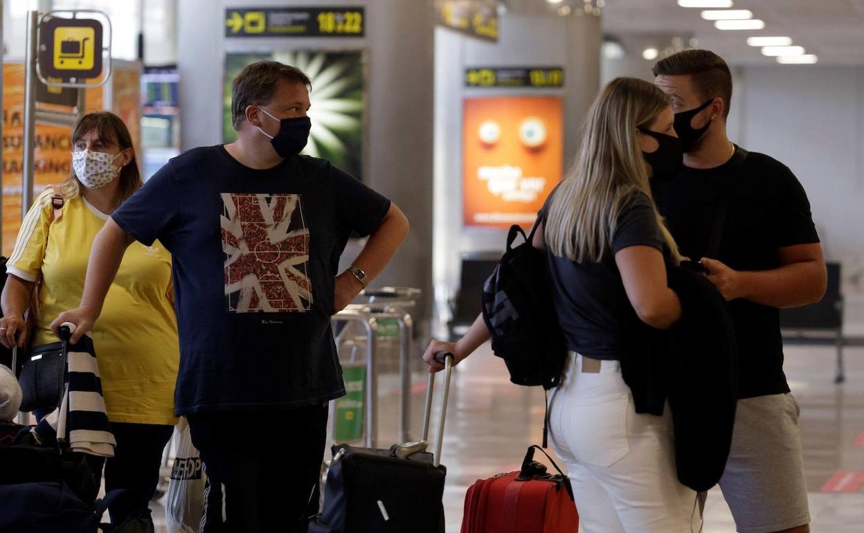 Turistas británicos en el aeropuerto.