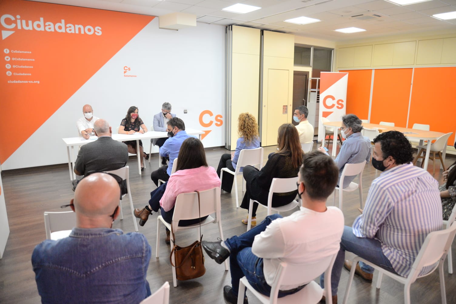 Villarroel, en una reunión con cargos públicos de la formación naranja. 