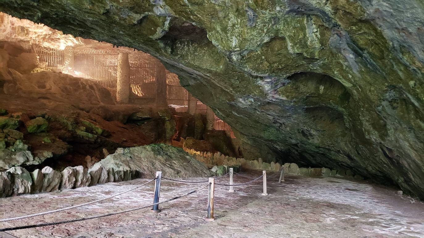 Ubicada en el corazón de la montaña leonesa la Cueva de Valporquero sigue deslumbrando una y mil veces. Un millón de años de historia convierten sus salas en un escenario al que merece la pena regresar de forma recurrente. 