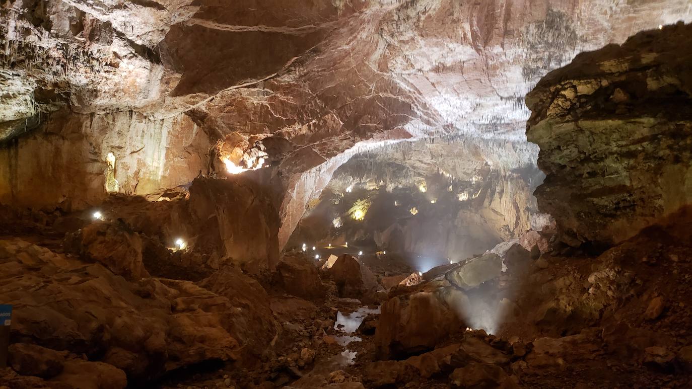 Ubicada en el corazón de la montaña leonesa la Cueva de Valporquero sigue deslumbrando una y mil veces. Un millón de años de historia convierten sus salas en un escenario al que merece la pena regresar de forma recurrente. 