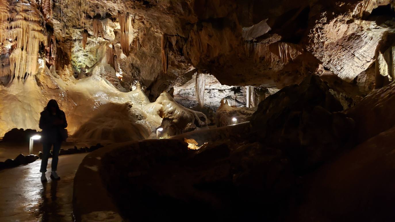 Ubicada en el corazón de la montaña leonesa la Cueva de Valporquero sigue deslumbrando una y mil veces. Un millón de años de historia convierten sus salas en un escenario al que merece la pena regresar de forma recurrente. 