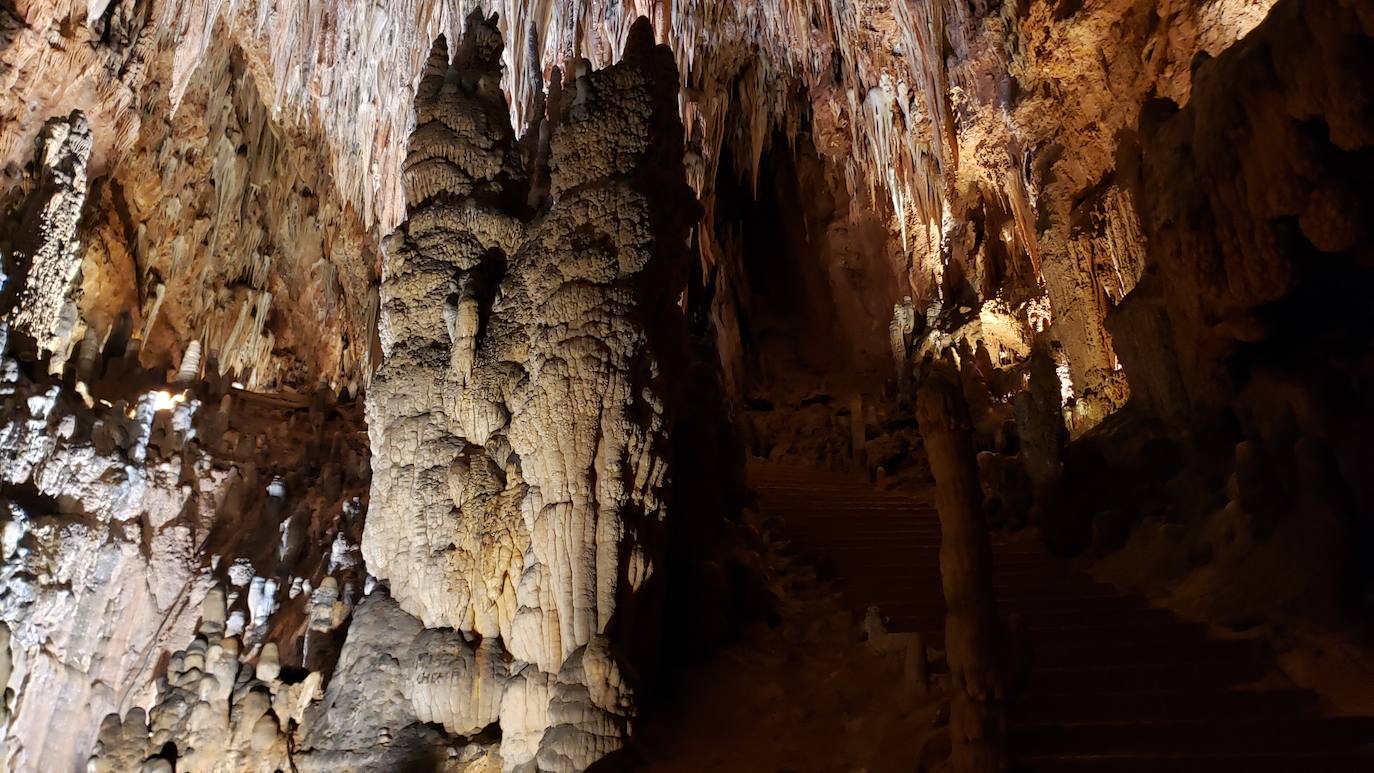 Ubicada en el corazón de la montaña leonesa la Cueva de Valporquero sigue deslumbrando una y mil veces. Un millón de años de historia convierten sus salas en un escenario al que merece la pena regresar de forma recurrente. 