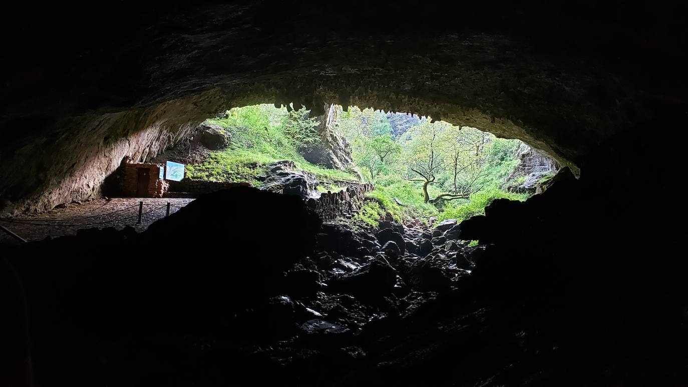 Ubicada en el corazón de la montaña leonesa la Cueva de Valporquero sigue deslumbrando una y mil veces. Un millón de años de historia convierten sus salas en un escenario al que merece la pena regresar de forma recurrente. 