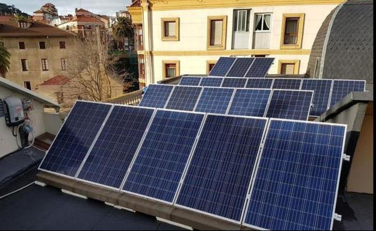 Instalación de placas solares en los tejados de edificios de León.