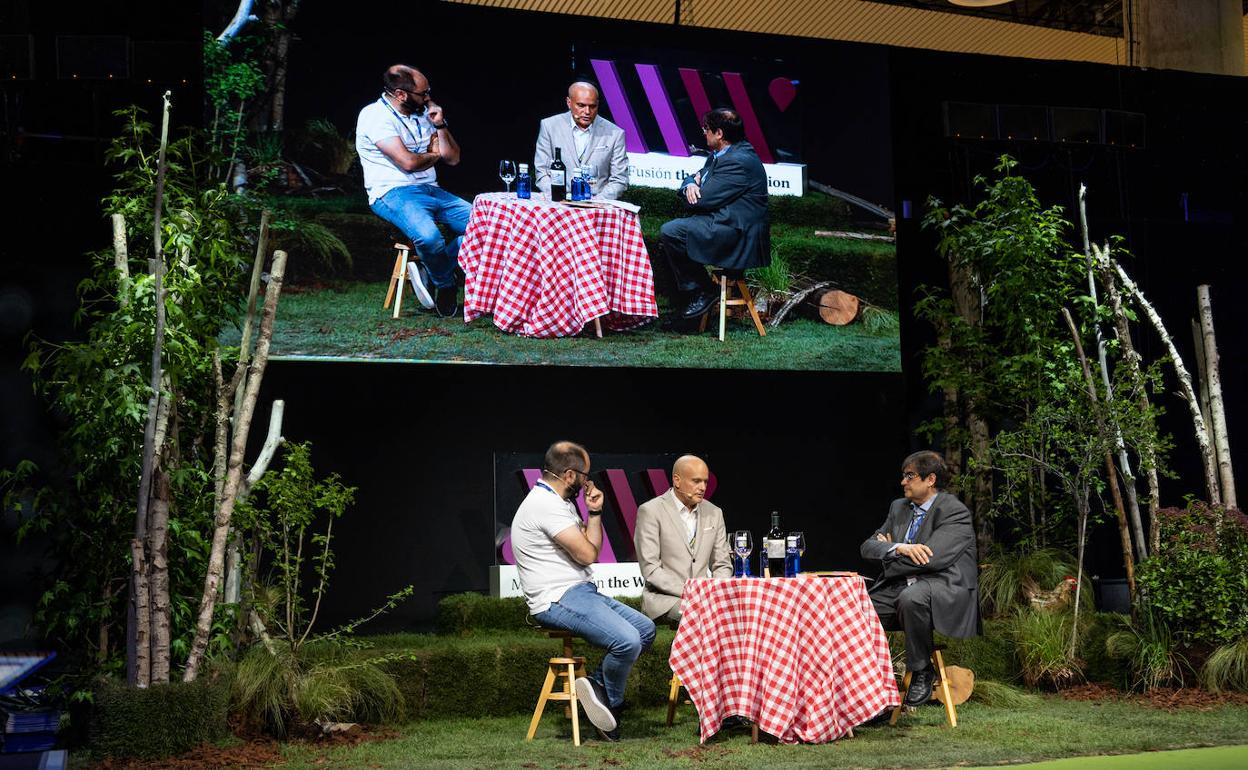 Los tres ponentes, durante el debate sobre las mentiras del vino. 