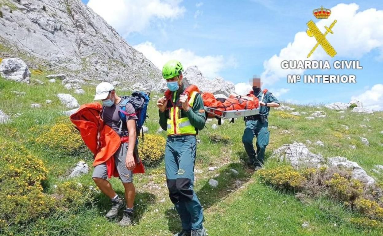 Los equipos de rescate en el momento del traslado de la mujer herida. 