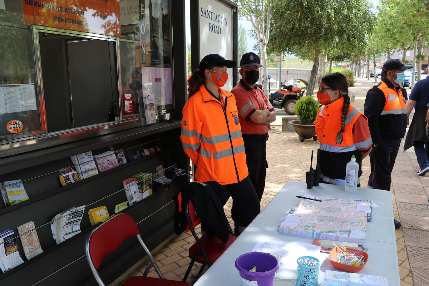 El puesto de información al peregrino de Puentecastro recupera su actividad con el objetivo de recuperar sus cifras de antes de la pandemia.