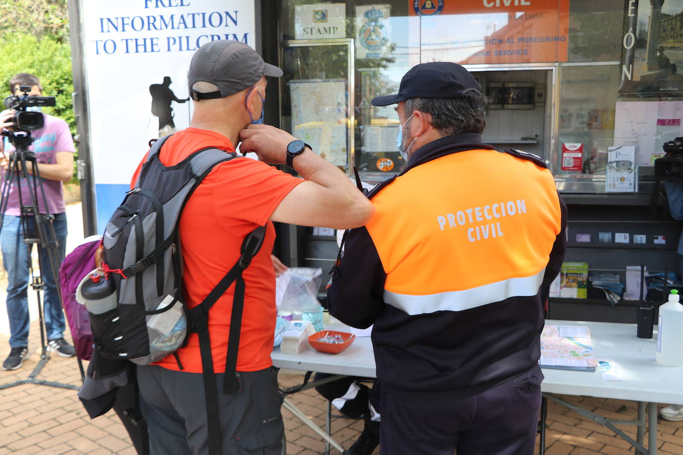 El puesto de información al peregrino de Puentecastro recupera su actividad con el objetivo de recuperar sus cifras de antes de la pandemia.