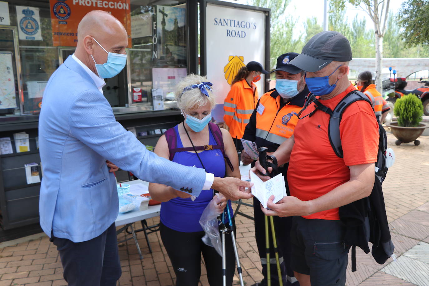 El puesto de información al peregrino de Puentecastro recupera su actividad con el objetivo de recuperar sus cifras de antes de la pandemia.