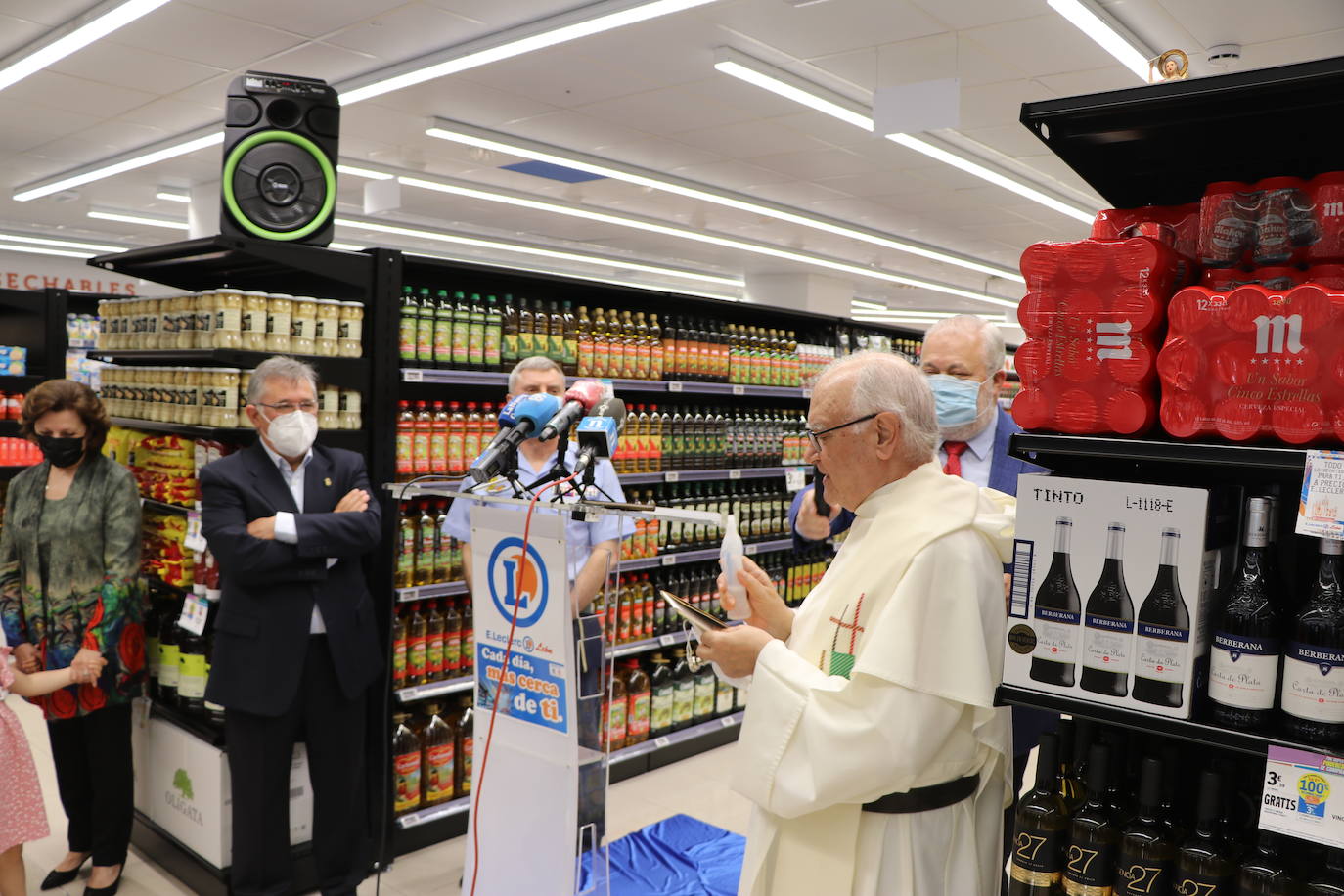 La cadena E.Leclerc estrena su quinto supermercado en el Alfoz con varias personalidades en su inauguración.