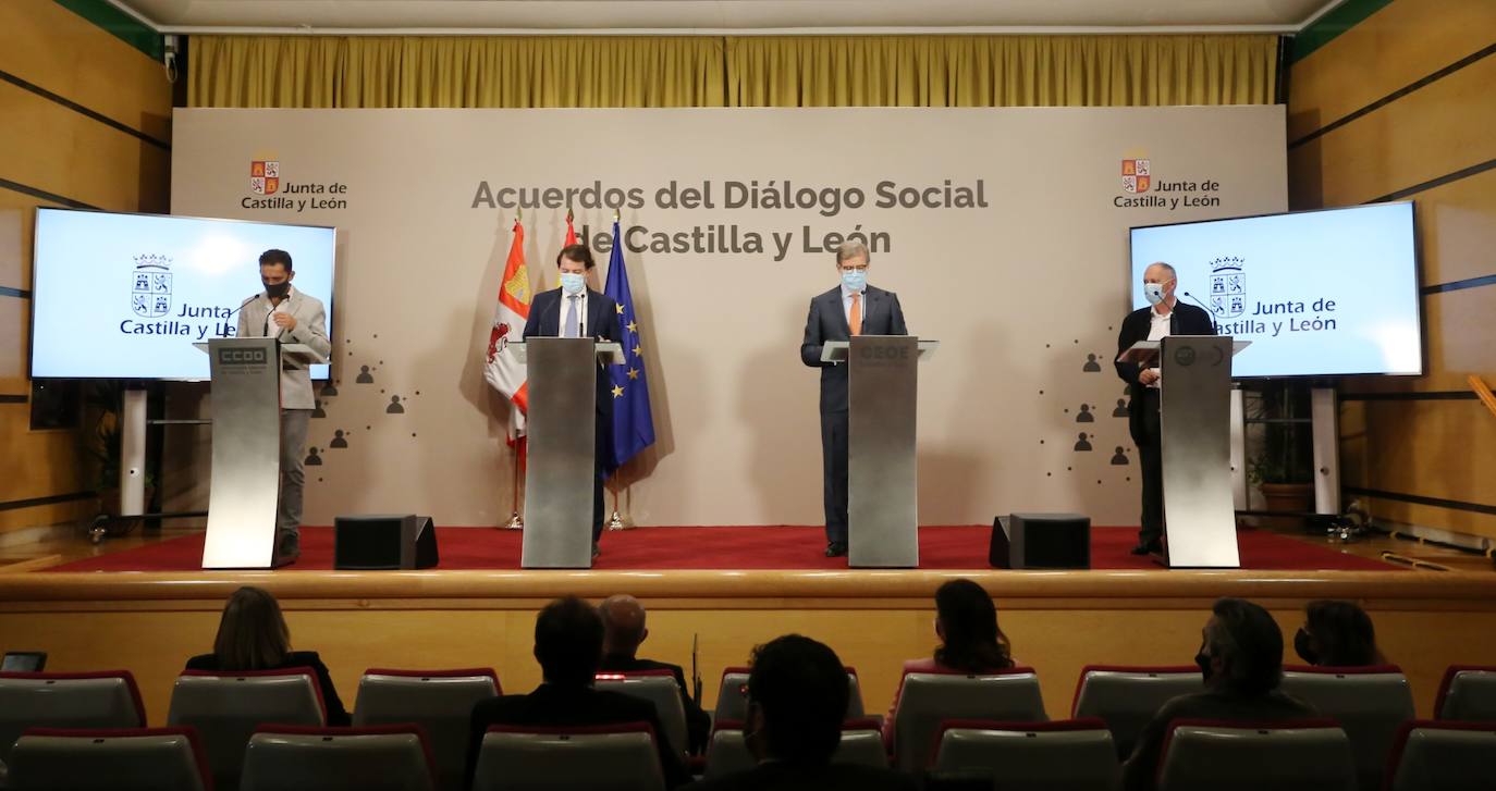 El presidente de la Junta de Castilla y León, Alfonso Fernández Mañueco, firma con los agentes sociales y económicos los acuerdos alcanzados en el seno del Consejo del Diálogo Social. En la imagen, junto a los secretarios autonómicos de UGT y CCOO, Faustino Temprano y Vicente Andrés, el presidente de la CEOE Castilla y León, Santiago Aparicio, y la consejera de Empleo, Carlota Amigo.