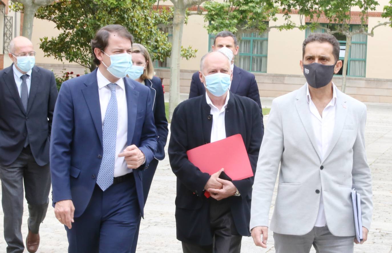 El presidente de la Junta de Castilla y León, Alfonso Fernández Mañueco, firma con los agentes sociales y económicos los acuerdos alcanzados en el seno del Consejo del Diálogo Social. En la imagen, junto a los secretarios autonómicos de UGT y CCOO, Faustino Temprano y Vicente Andrés, el presidente de la CEOE Castilla y León, Santiago Aparicio, y la consejera de Empleo, Carlota Amigo.