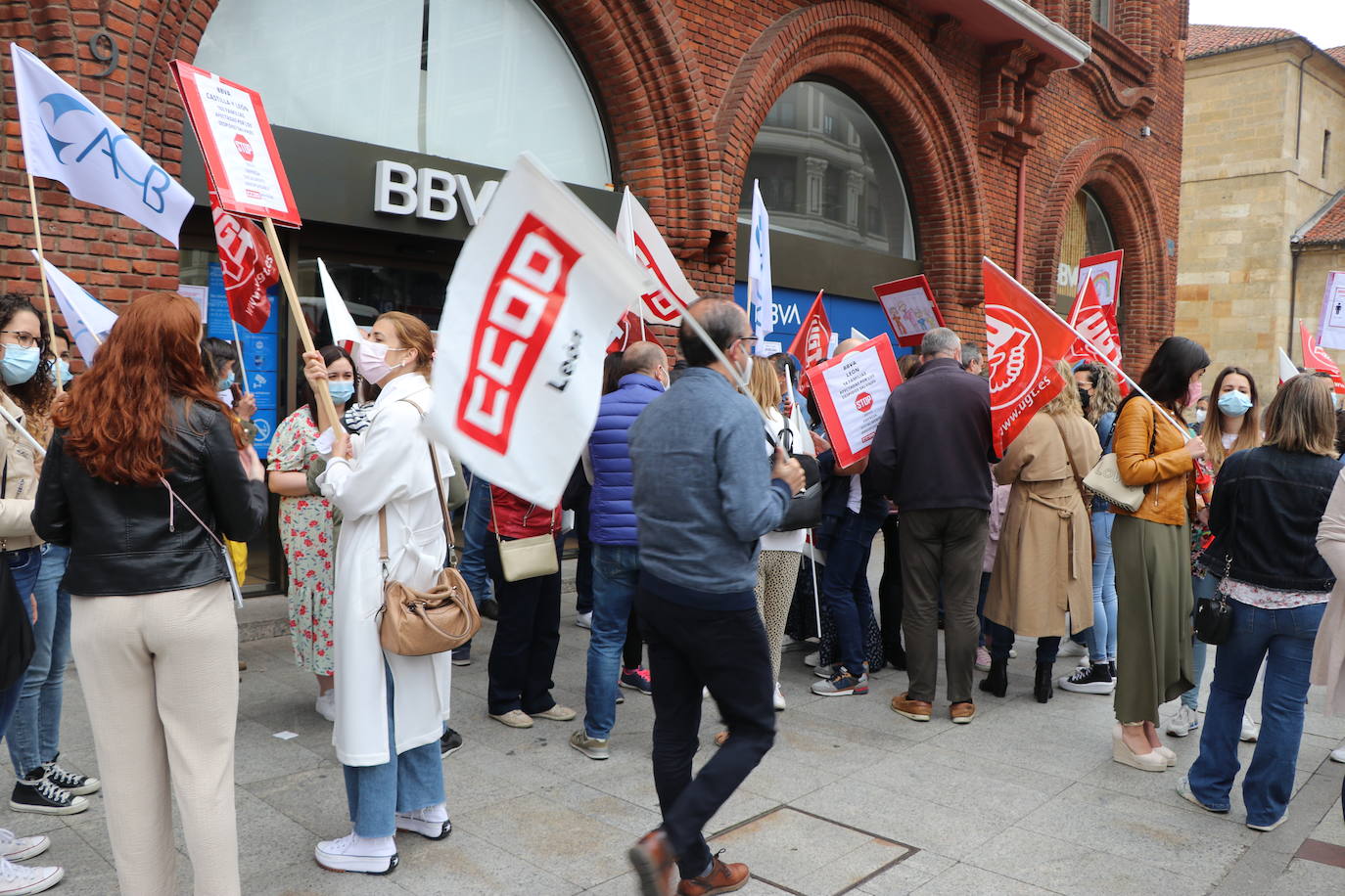 Cerca de un centenar de trabajadores se concentran a las puertas de la entidad bancaria en el centro de la capital.