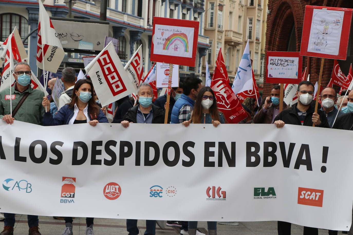 Cerca de un centenar de trabajadores se concentran a las puertas de la entidad bancaria en el centro de la capital.