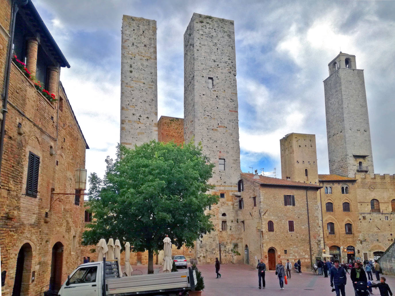 San Gimignano es un pueblo italiano situado sobre una colina de la Toscana, al sudoeste de Florencia. Está rodeado por unas murallas que datan del siglo XIII. En el centro del casco antiguo se encuentra la Piazza della Cisterna, una plaza triangular donde abundan las casas medievales