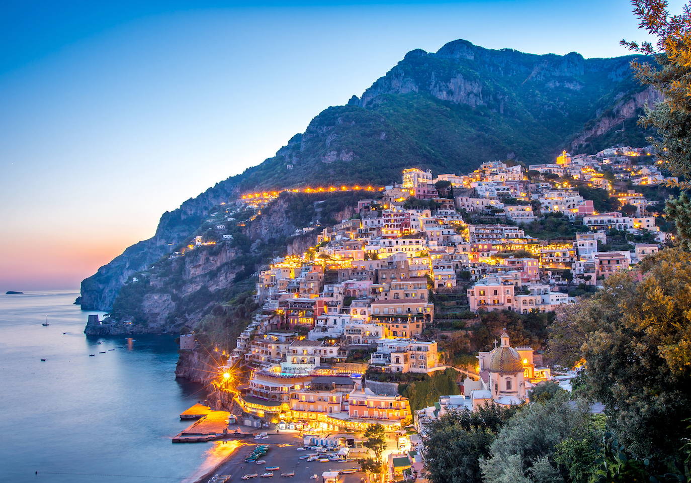 Positano se encuentra en la Costa Amalfitana, en Italia. El buen tiempo, comida fantástica y atmósfera tranquila, son algunos de los ingredientes que fascinan a los turistas que viajan a Positano.