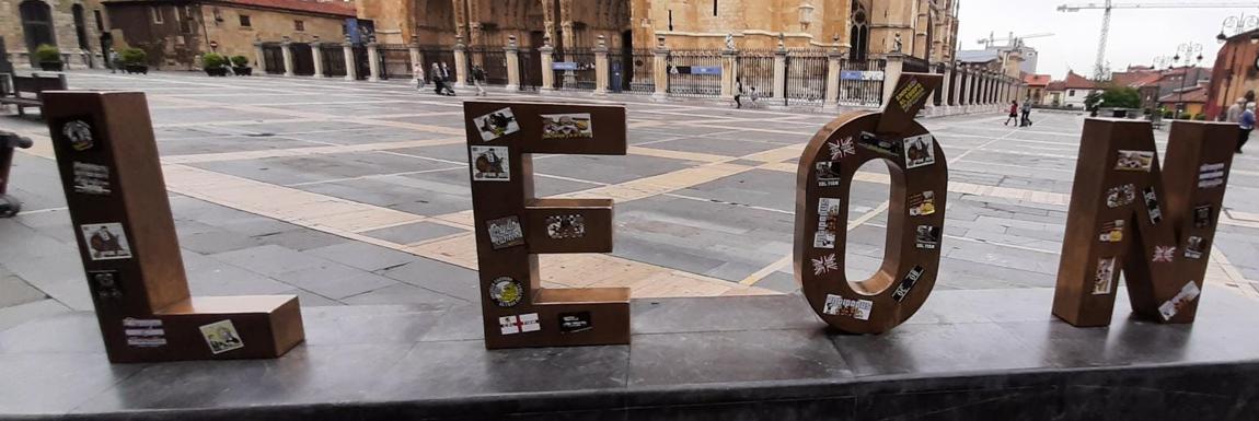 Letras con pegatinas en la Catedral de León.