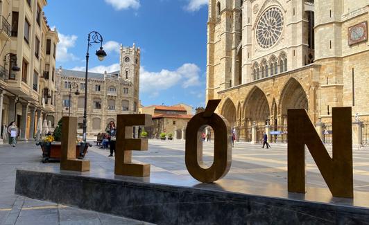 Las letras de 'LEON', ya limpias.