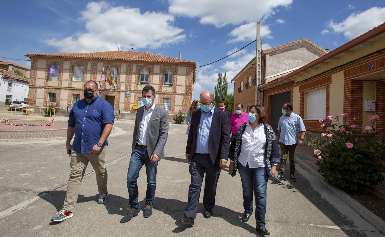 Luis Tudanca, en su visita a Villanueva de Gómez, en la provincia de Ávila.