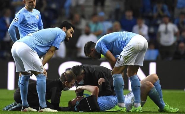 De Bruyne, atendido tras el golpe con Rüdiger en la final de Champions.