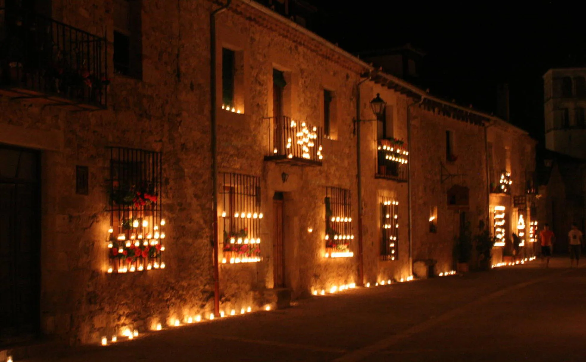 Imagen de la villa iluminada durante el concierto de las velas.