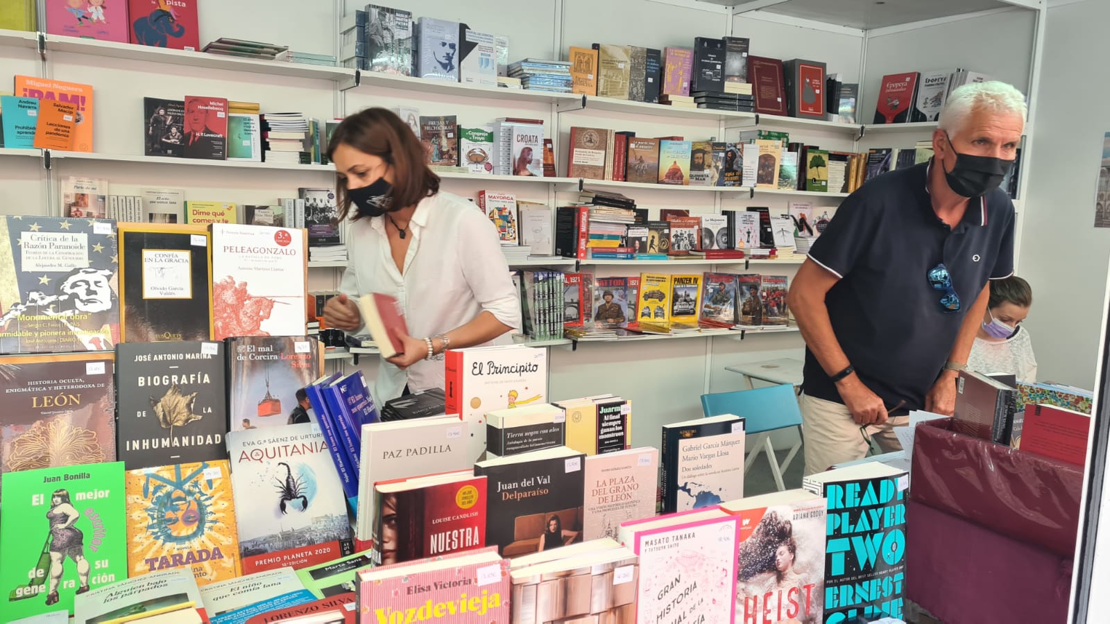 Los libros ganan la batalla al virus en una feria segura y con alta afluencia de público.