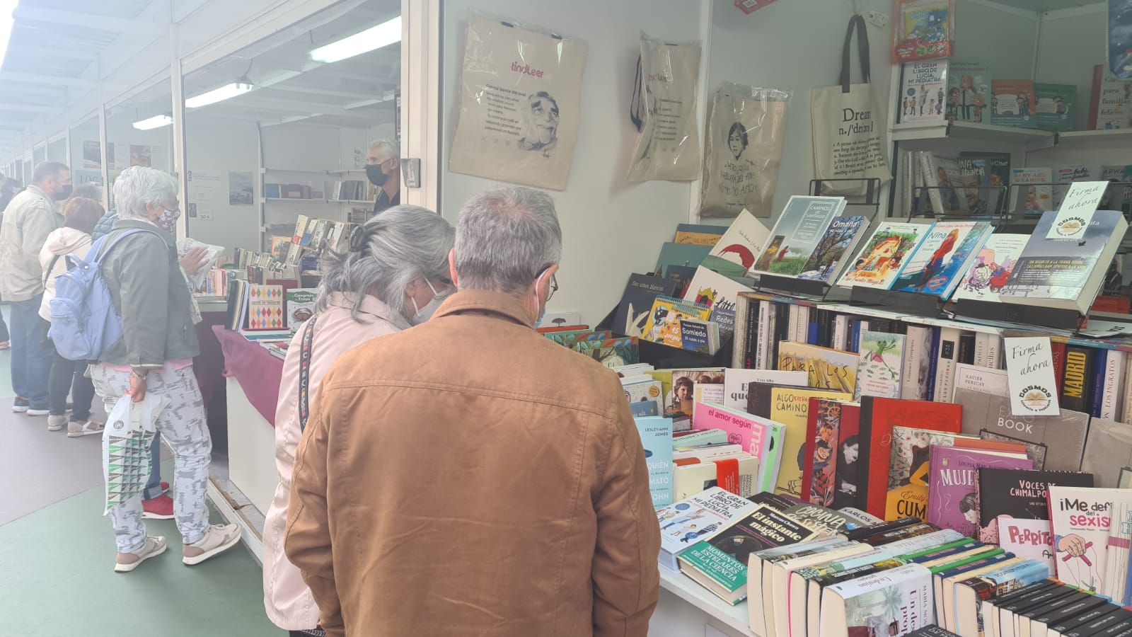 Los libros ganan la batalla al virus en una feria segura y con alta afluencia de público.