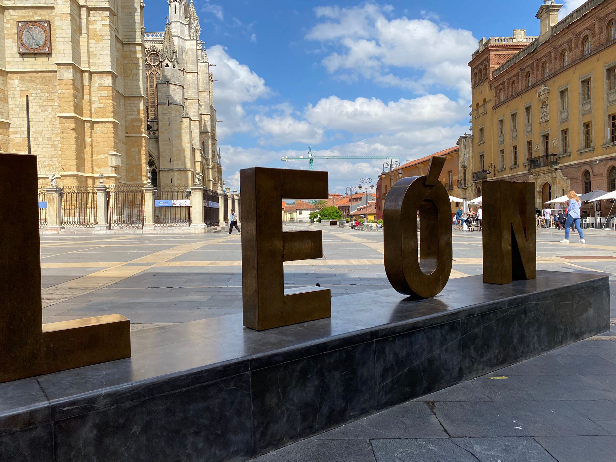 Las letras 'LEÓN' vuelven a lucir intactas tras la retirada de las pegatinas de Orgullo Cazurro.