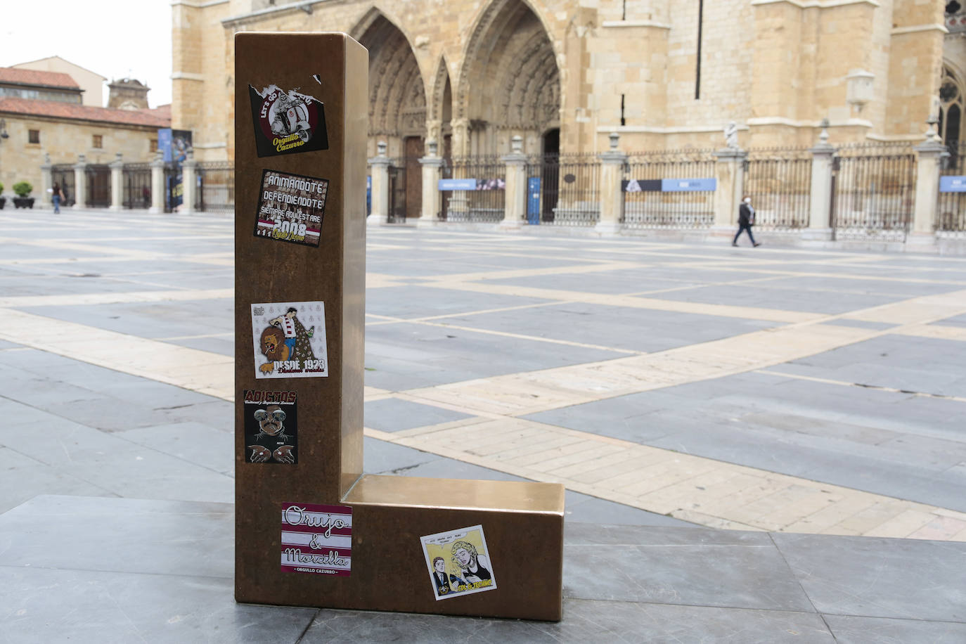 Diferentes adhesivos del grupo ultra de la Cultural aparecen sobre las letras de la Plaza de Regla.