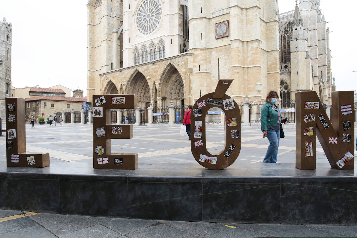 Diferentes adhesivos del grupo ultra de la Cultural aparecen sobre las letras de la Plaza de Regla.