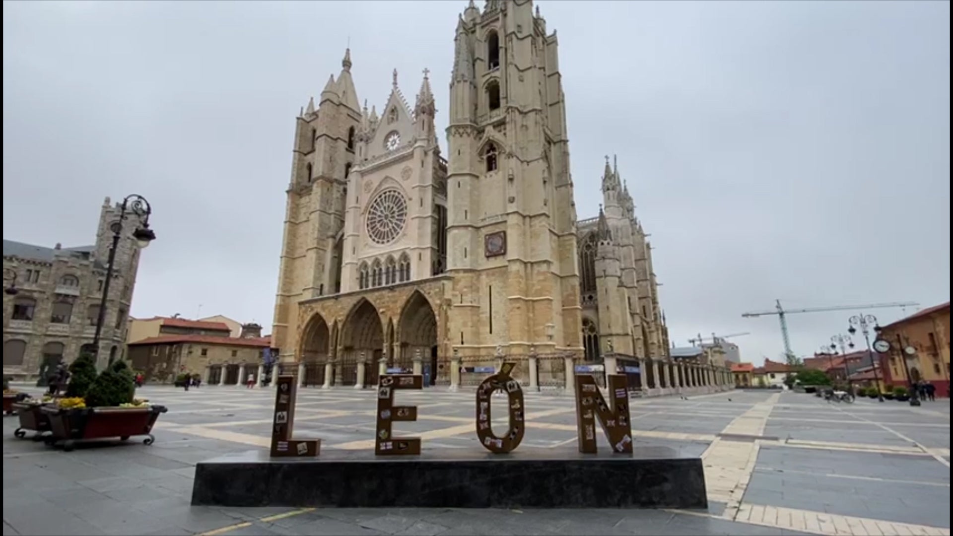 Diferentes adhesivos del grupo ultra de la Cultural aparecen sobre las letras de la Plaza de Regla.