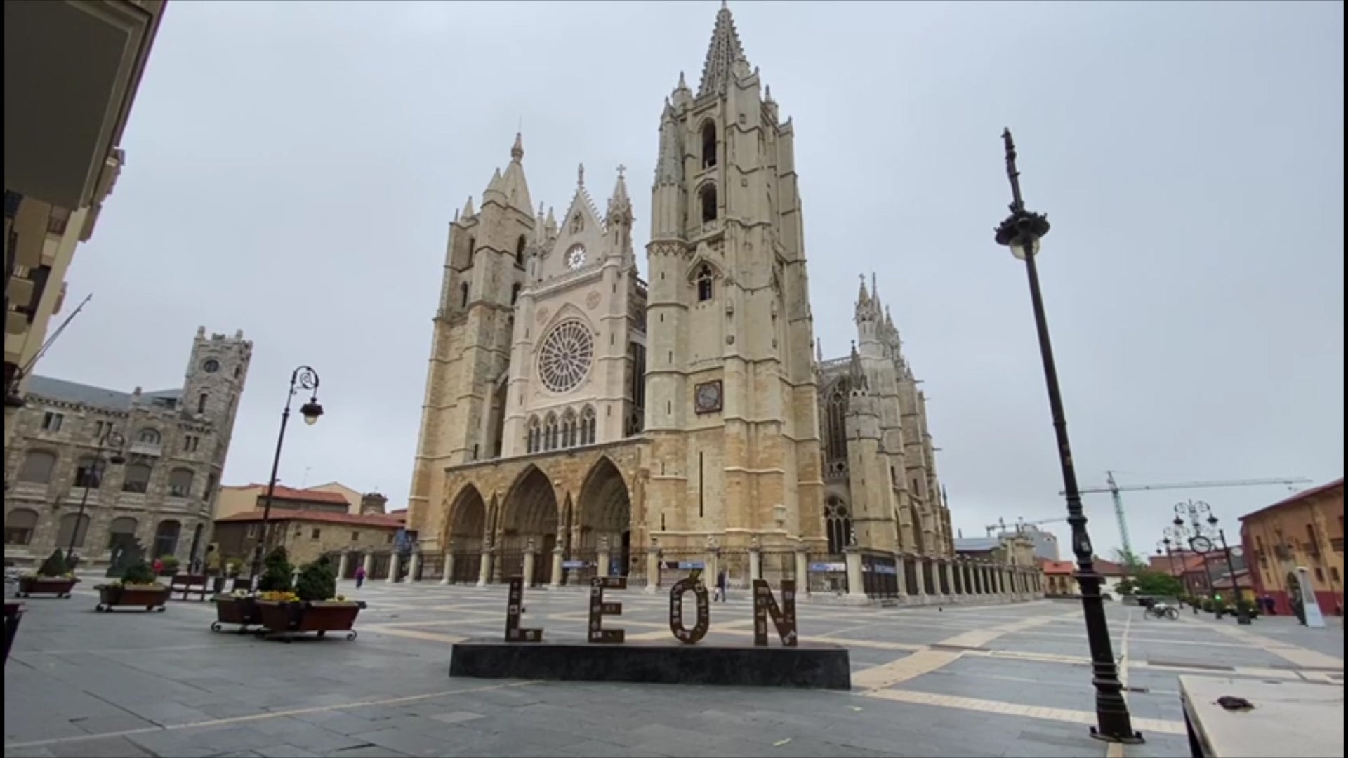 Diferentes adhesivos del grupo ultra de la Cultural aparecen sobre las letras de la Plaza de Regla.