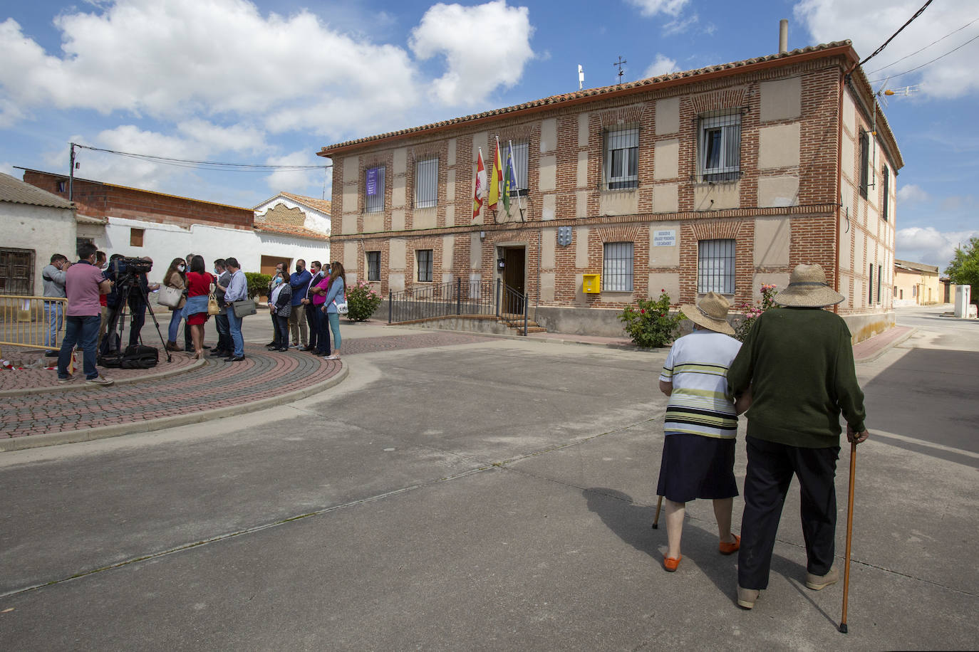 El dirigente socialista visita el municipio abulense de Villanueva de Gómez, uno de los pueblos que se ha beneficiado de la llegada de la firba óptica.