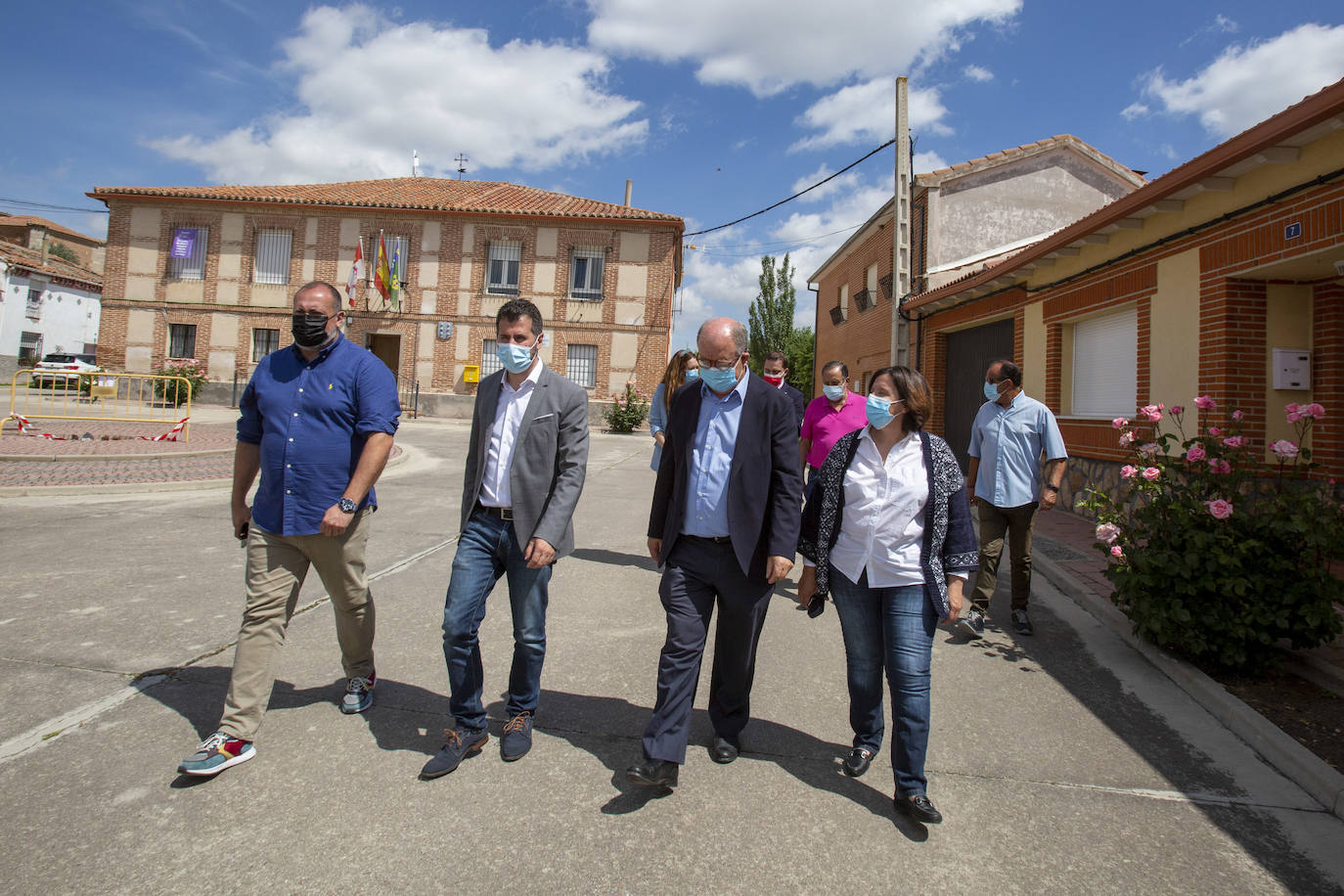 El dirigente socialista visita el municipio abulense de Villanueva de Gómez, uno de los pueblos que se ha beneficiado de la llegada de la firba óptica.