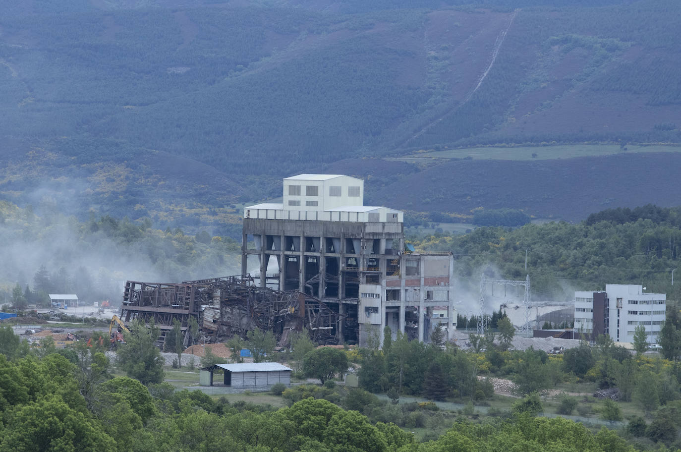 Voladura controlada de la torre de refrigeración de la central térmica de Anllares. 