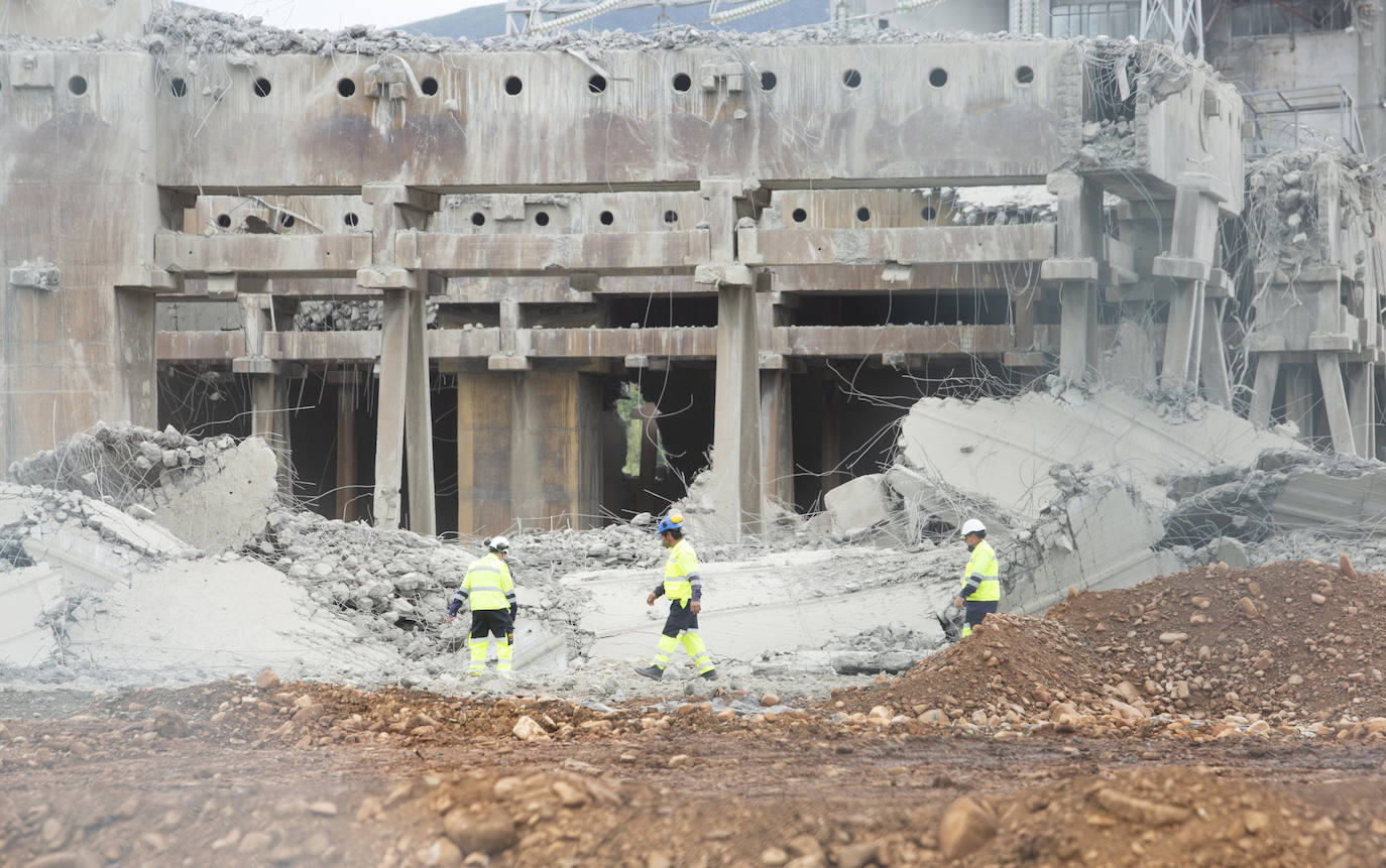 Voladura controlada de la torre de refrigeración de la central térmica de Anllares. 