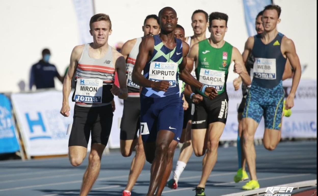 Saúl Ordóñez, al fondo, en la prueba del 800 en el Meeting Iberoamericano de Huelva.