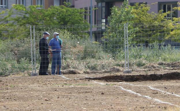 Galería. Dos hombres contemplan las obras.