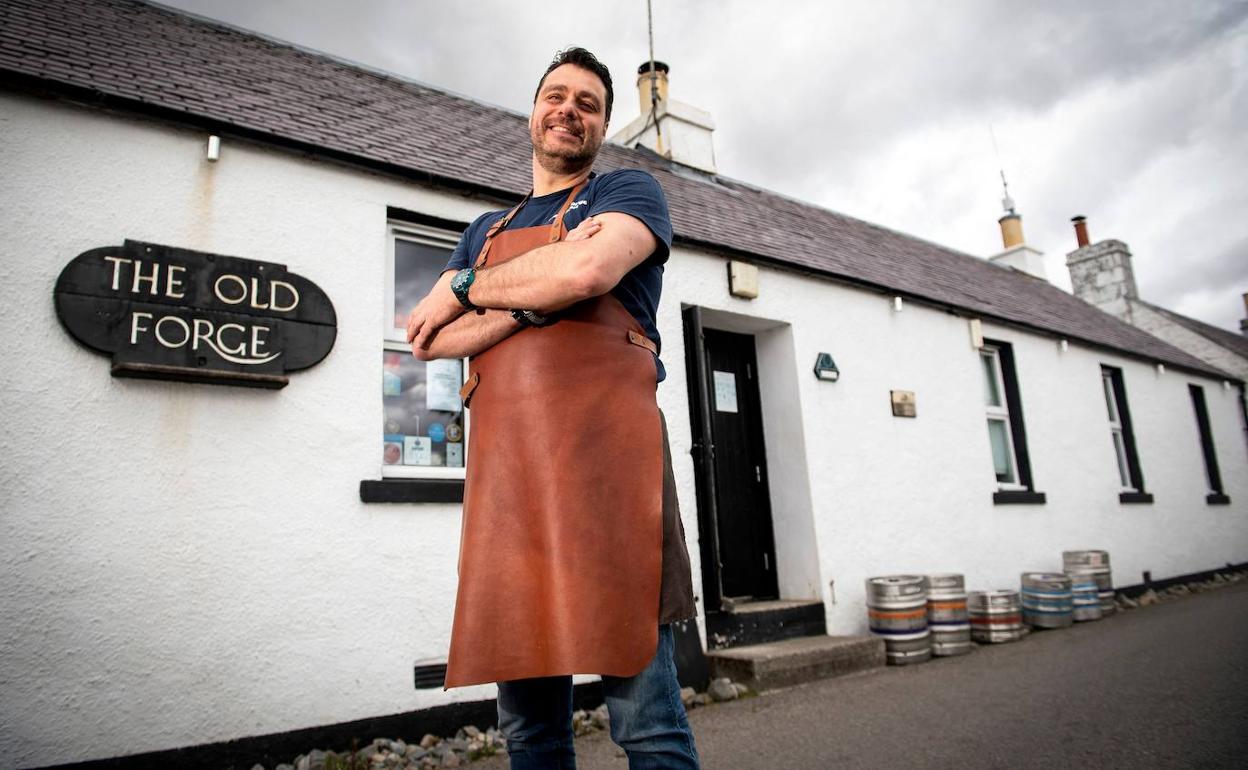 Jean-Pierre Robinet, actual dueño de 'The Old Forge', que ha puesto a la venta este remoto pub de Inverie, a donde no se puede llegar por carretera. 