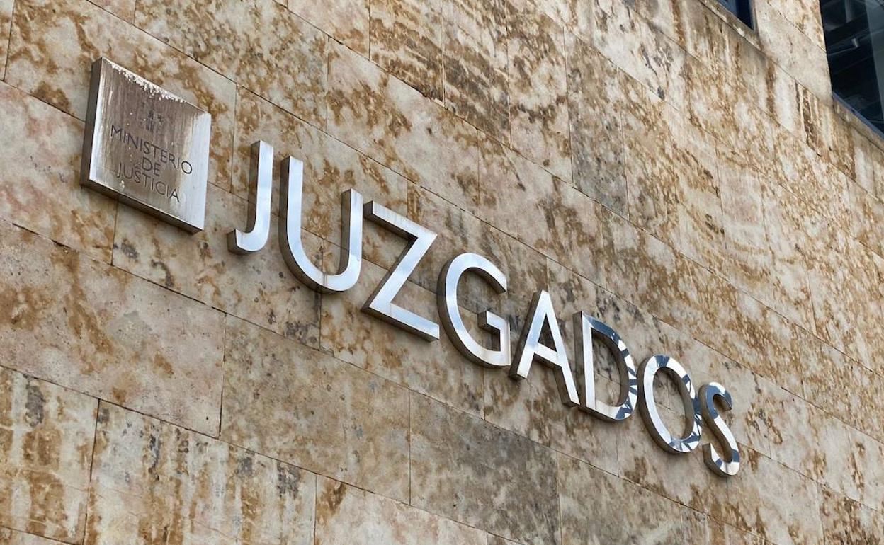 Imagen de una de las fachadas de los Juzgados de León. 
