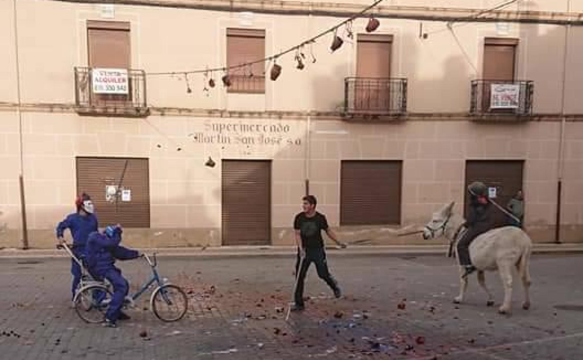 Varios jóvenes 'corren los gallos', una tradición que consiste en romper cántaros por parte de los quintos.