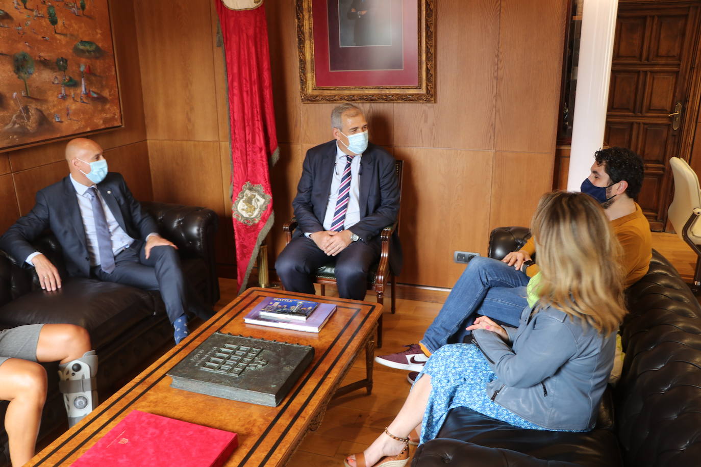 El alcalde José Antonio Diez recibio en el Ayuntamiento de San Marcelo a José Ángel Calbarro, jefe de fisioterapeutas del reciente campeón de la Champions, el Chelsea.