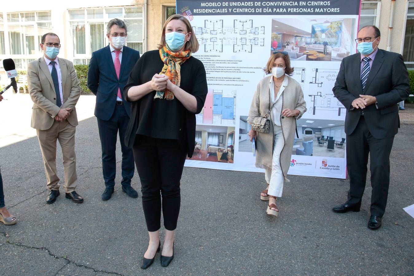 La consejera de Familia e Igualdad de Oportunidades, Isabel Blanco, visita la Residencia Mixta de Personas Mayores «Armunia». 